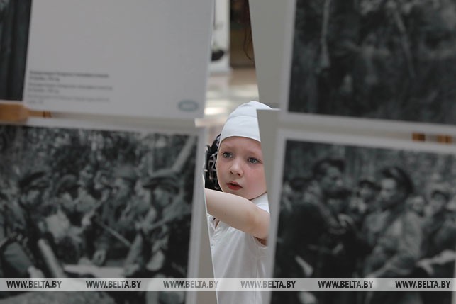 ФОТОФАКТ: Фотовыставка БЕЛТА "Беларусь помнит. 75 мгновений войны" работает в ТЦ "Столица" ФОТОФАКТ: Фотовыставка БЕЛТА "Беларусь помнит. 75 мгновений войны" работает в ТЦ "Столица"