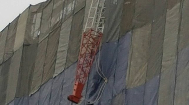 В Бангкоке на здание школы рухнул строительный кран В Бангкоке на здание школы рухнул строительный кран
