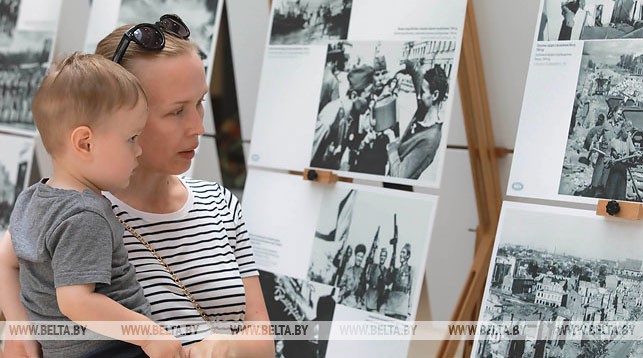 ФОТОФАКТ: Фотовыставка БЕЛТА "Беларусь помнит. 75 мгновений войны" работает в ТЦ "Столица" ФОТОФАКТ: Фотовыставка БЕЛТА "Беларусь помнит. 75 мгновений войны" работает в ТЦ "Столица"