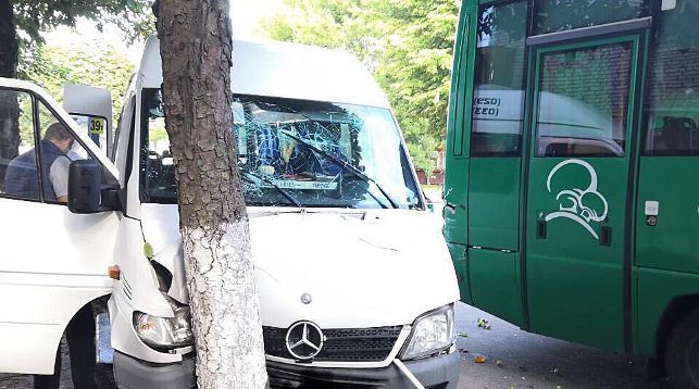 В Барановичах маршрутка врезалась в дерево, 5 человек госпитализированы