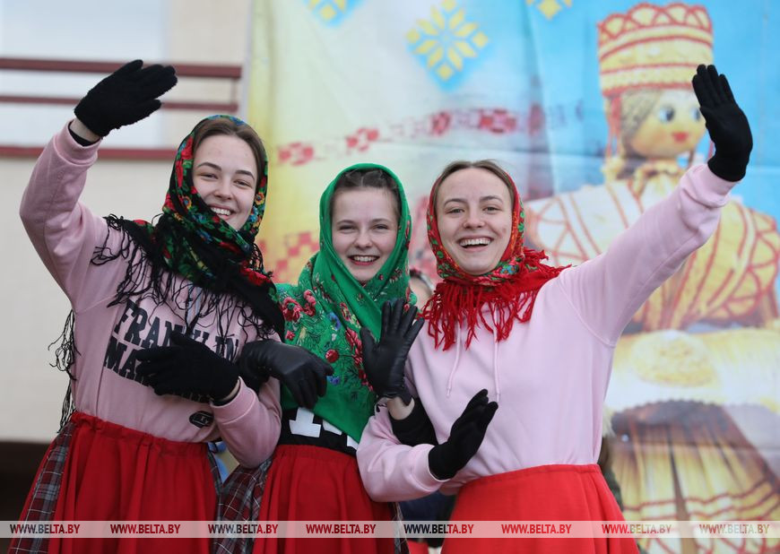 ФОТОРЕПОРТАЖ: Блинный забег со сковородками устроили на Масленицу в Полоцке ФОТОРЕПОРТАЖ: Блинный забег со сковородками устроили на Масленицу в Полоцке