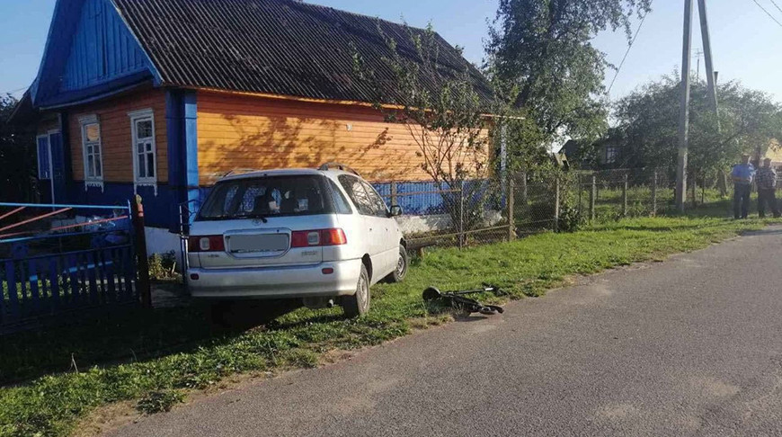 В Кореличском районе молодой парень за рулем легковушки сбил ребенка на самокате В Кореличском районе молодой парень за рулем легковушки сбил ребенка на самокате