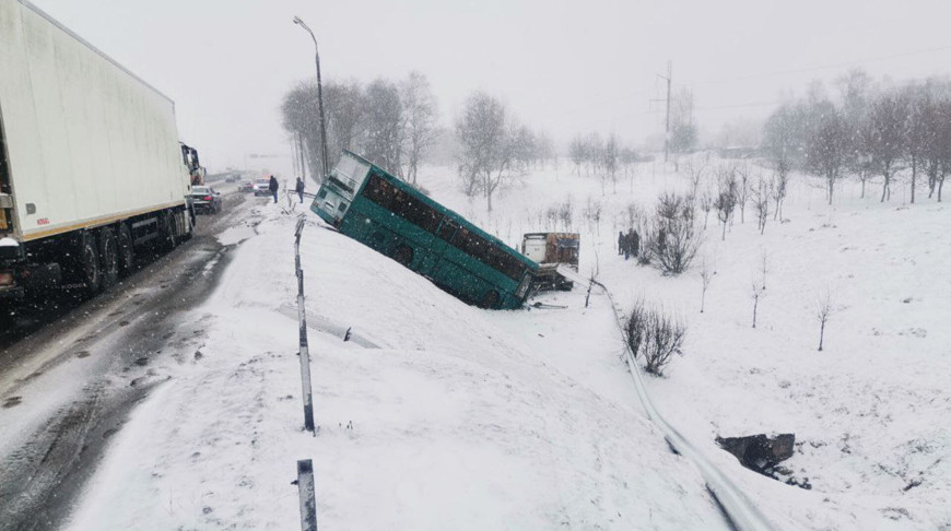 Автобус вылетел в кювет на МКАД, пострадавших нет Автобус вылетел в кювет на МКАД, пострадавших нет